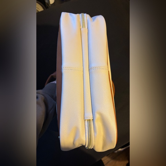 Chic Quilted White and Brown toiletry bag - Picture 3 of 11